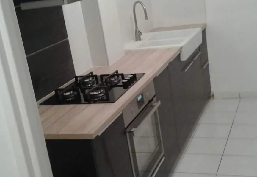 Baie cu mobilier bordo/burgundy, gresie gri, iluminare cu lumină albastră jos, obiecte personale
