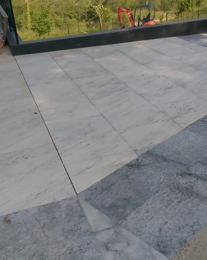 Pavaj exterior din marmură albă și gri cu graniță neagră elegantă