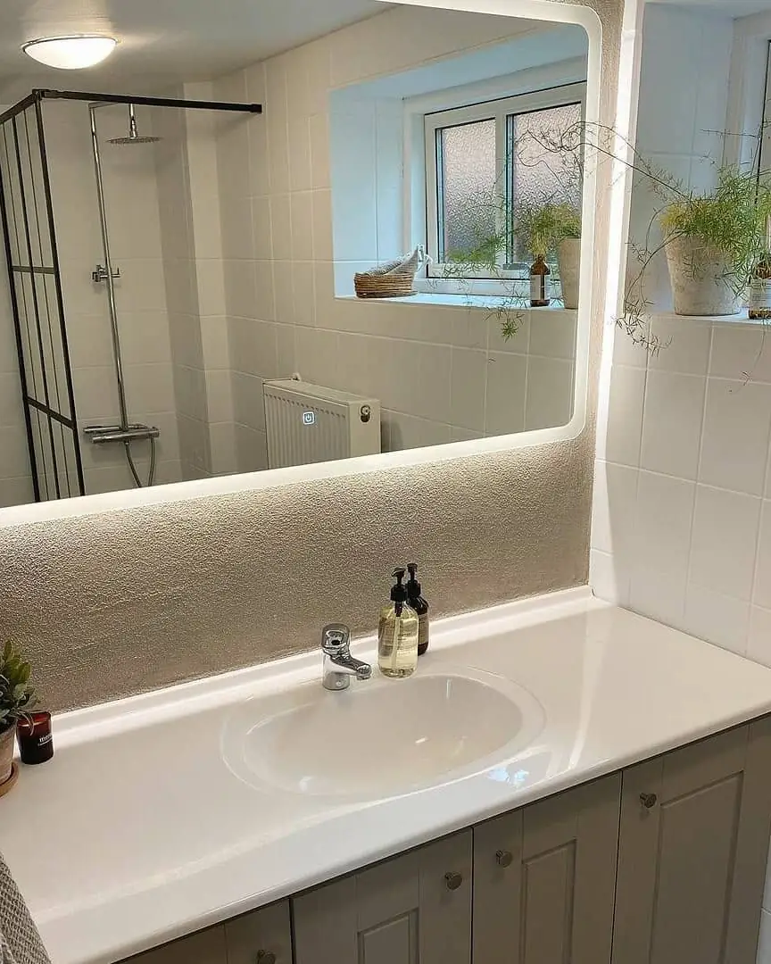 Baie finalizată cu oglindă iluminată, duș și mobilier modern alb