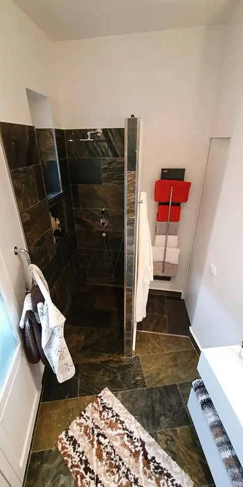 Aceeași baie finalizată, cu gresie și obiecte sanitare montate