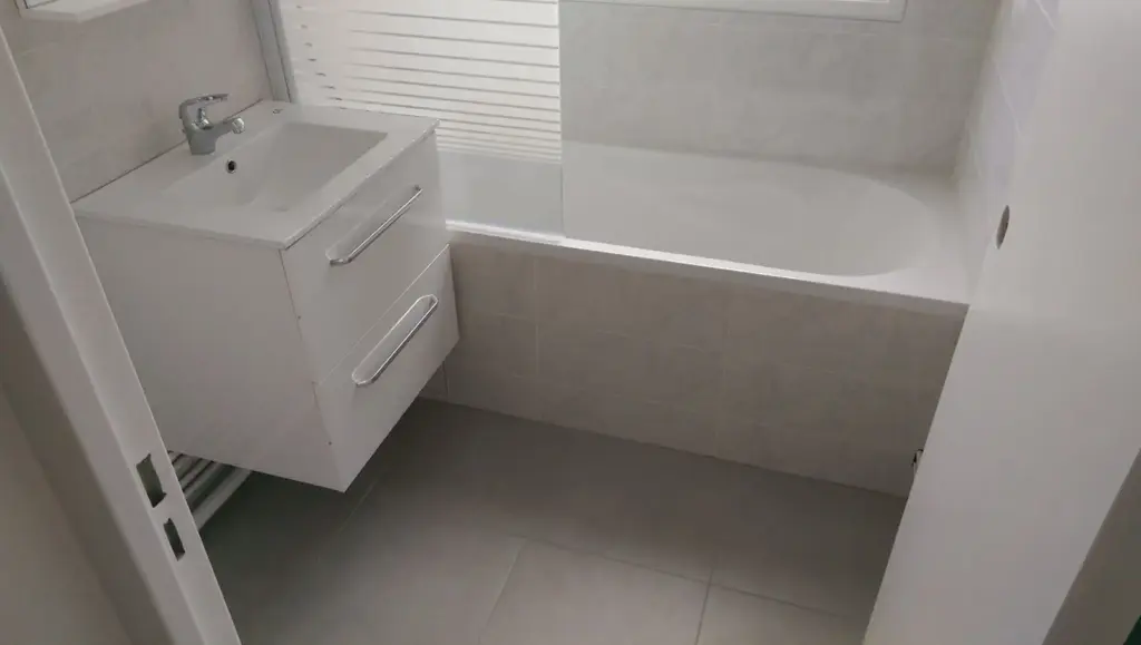 Baie cu cadă, lavoar și duș, gresie gri și albă