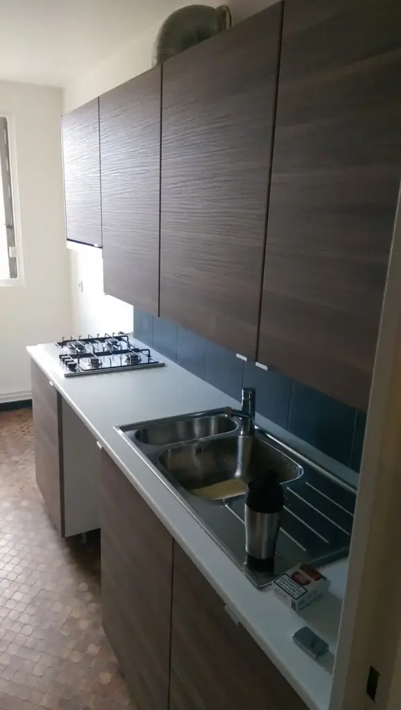 Bucătărie cu corpuri suspendate, chiuvetă și plită montate