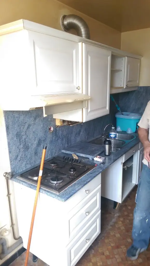 Cameră cu parchet laminat într-un spate de tonuri mixte naturale, tavane albe, pereți