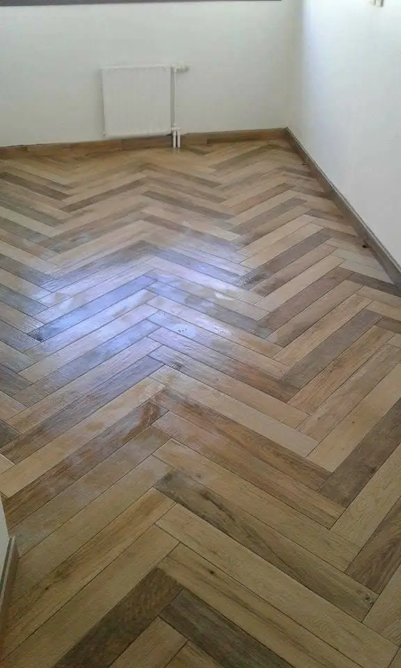 Cameră cu tavane cu LED-uri integrate și parchete recent pus cu tonuri alb-negru