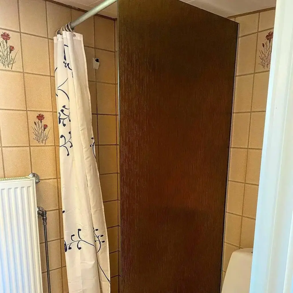 Baie finalizată cu gresie, duș, radiator, și dependințe sanitare instalate
