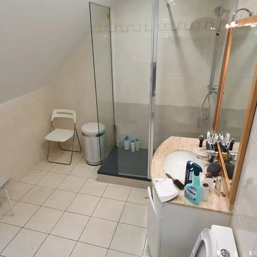 Baie finalizată cu gresie, cadă modernă