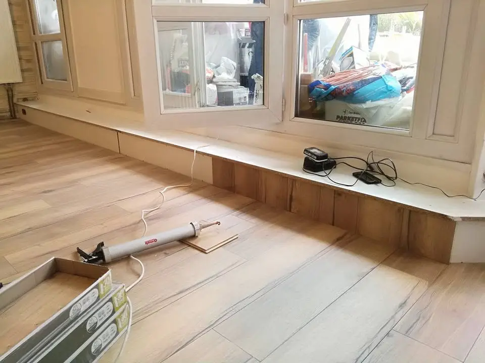 Parchet de lemn în faza de montare pe gipsarie albă, scule de construcție