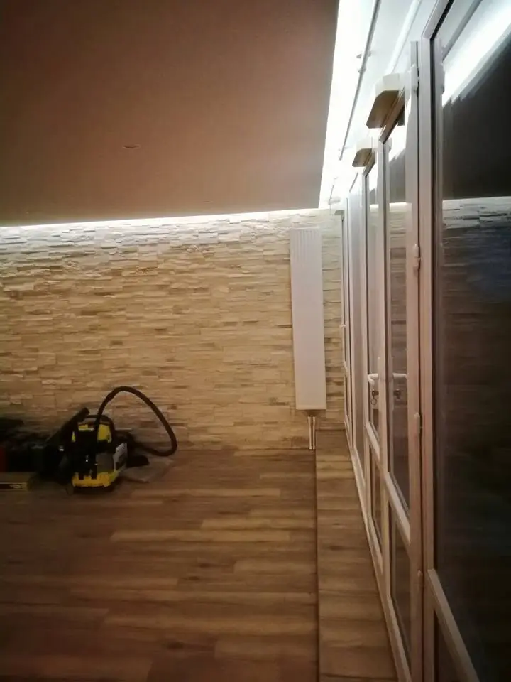 Parchet nou pus, cabluri de lucru, găleți galbene cu scule, lumină naturală inegală