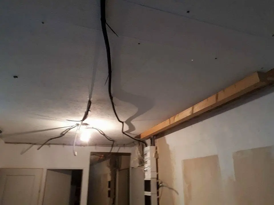 Tavan cu cabluri electrice expuse, montaj lampă, rigips cu găuri pentru corpuri de