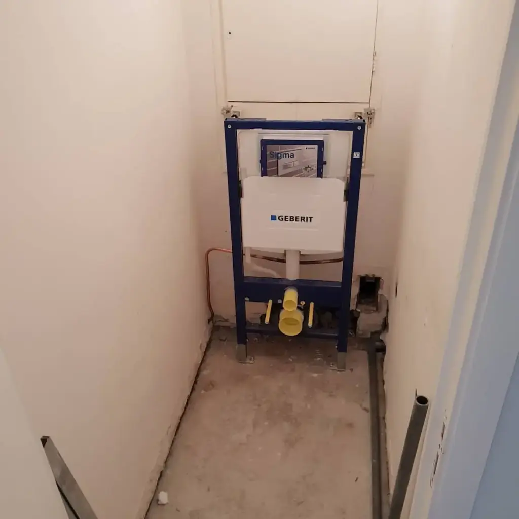 Montaj: sus instalație WC cu cadru și praf, jos bucătărie finalizată cu mobilier
