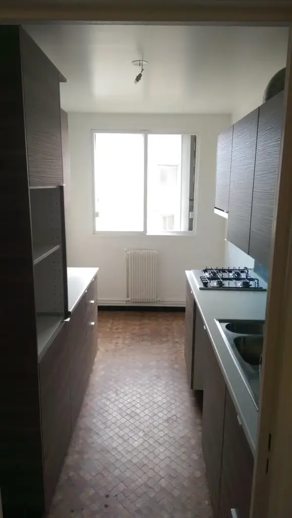 Bucătărie finalizată: mobilier modern, gaze pe mașina de gatit, radiator pe perete, fereastra