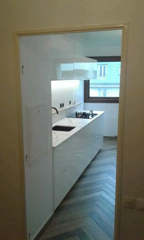 Hol/cameră cu perete de cărămidă, deschideri de ferestre, praf pe tavan și pereți