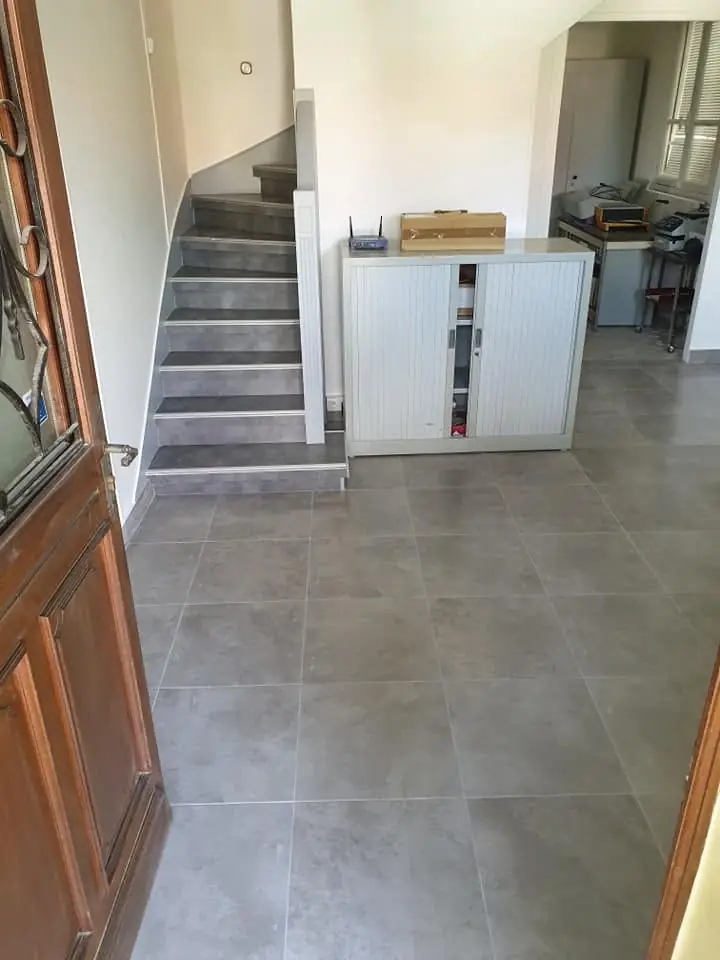 Intrare apartament cu scări, gresie nouă pe pardoseală, dulapuri albe, multiple camere vizibile