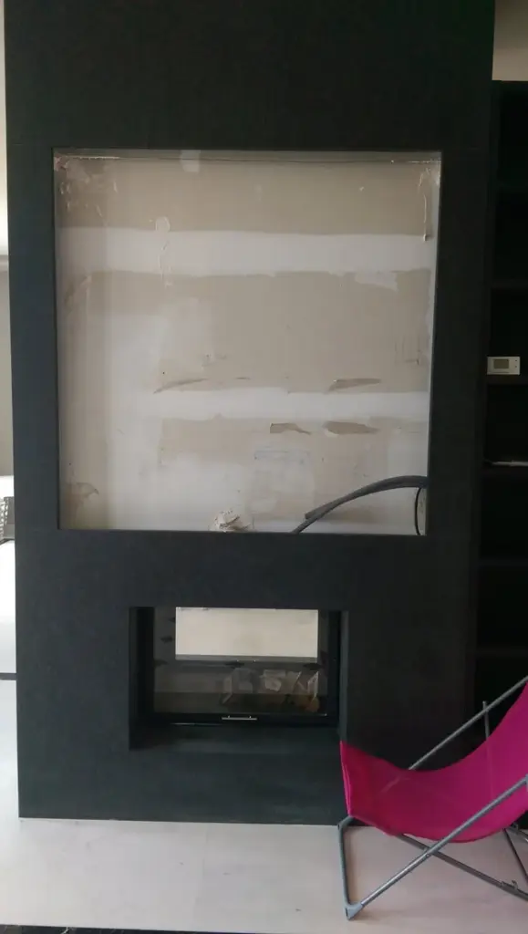 Instalare șemineu/focar, perete negru/antracit cu plăci gips-carton, focar focar gri, cabluri vizibile, scule