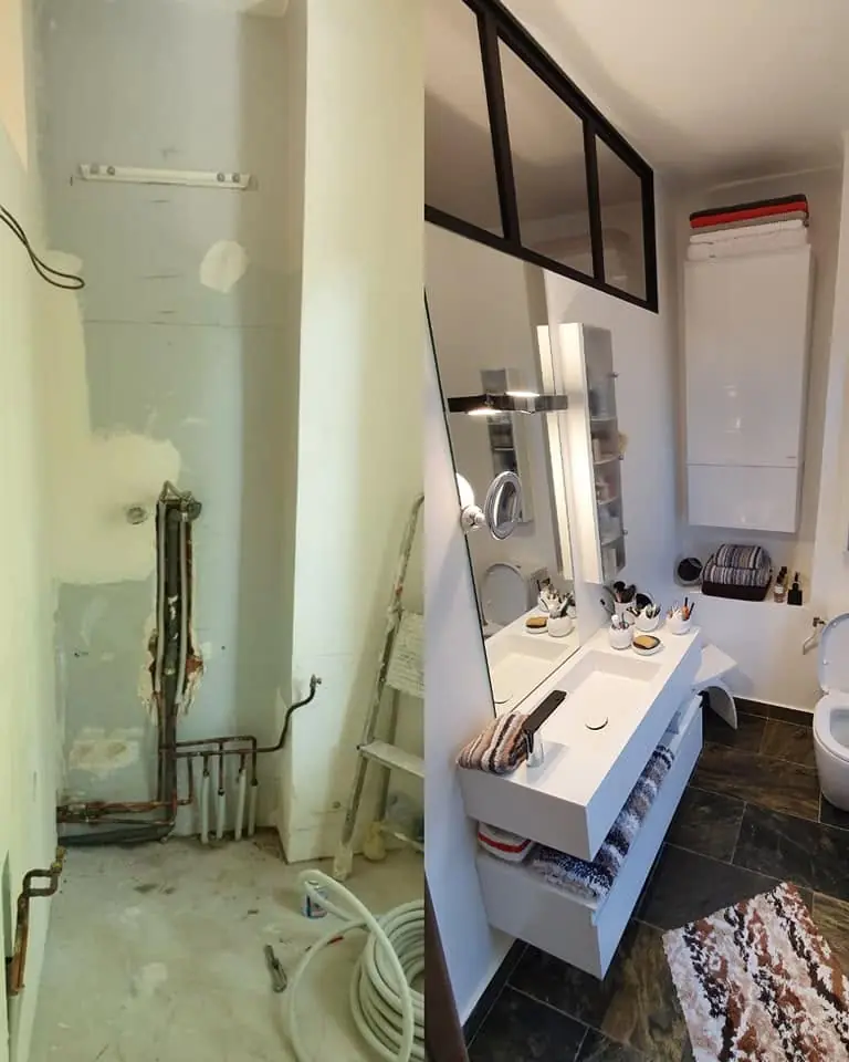 Baie renovată cu duș modernizat și mobilier alb pe pereți albaștri