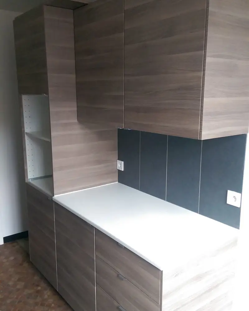 Dulap mobilier incorporat din lemn cu raft alb în procesul de asamblare