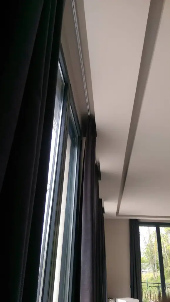 Tavan cu gips-carton și fereastră cu perdele negre